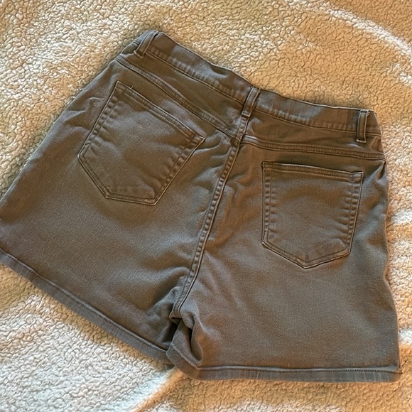 Bill Blass Stretch khaki shorts! Perfect for Spring and Summer. Versatile. - Picture 3 of 5